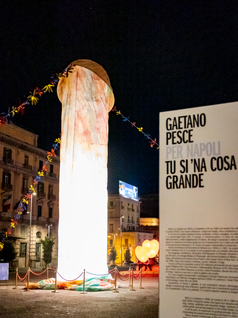 Gaetano Pesce in mostra in piazza a Napoli